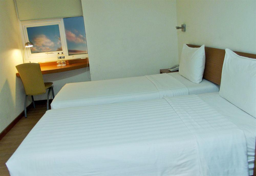 Whiz Hotel Malioboro Yogyakarta Extérieur photo
