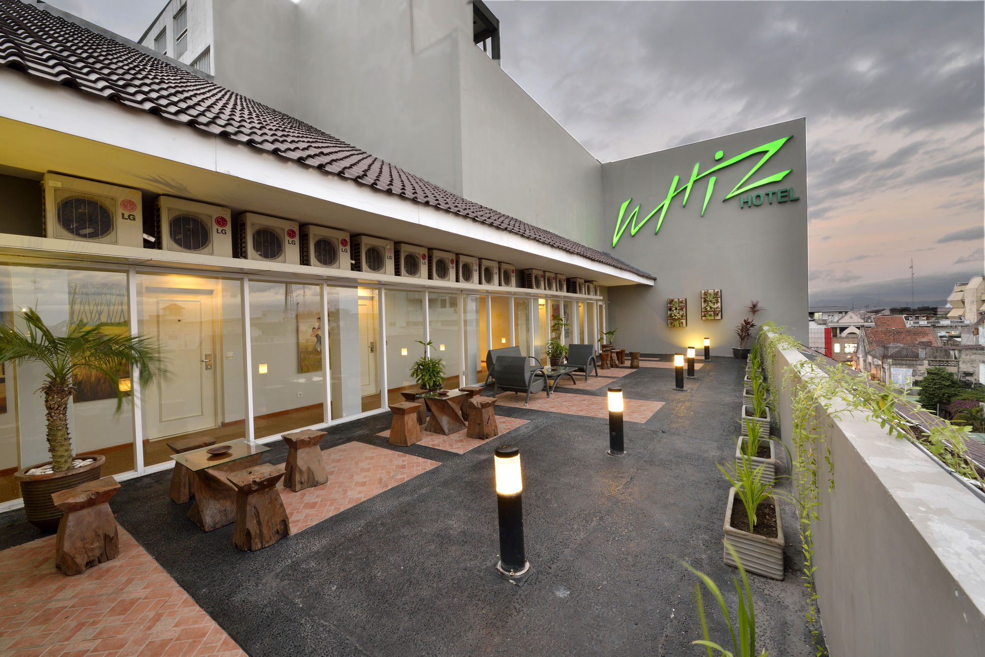 Whiz Hotel Malioboro Yogyakarta Extérieur photo